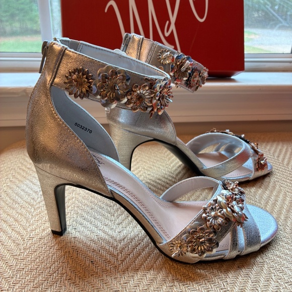 Woman’s pump class dress shoes - Picture 7 of 12